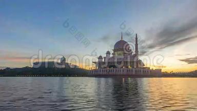 时间间隔4K。 美丽的日出在普特拉清真寺，普特拉贾亚。 呈现出动人而变化的彩云..